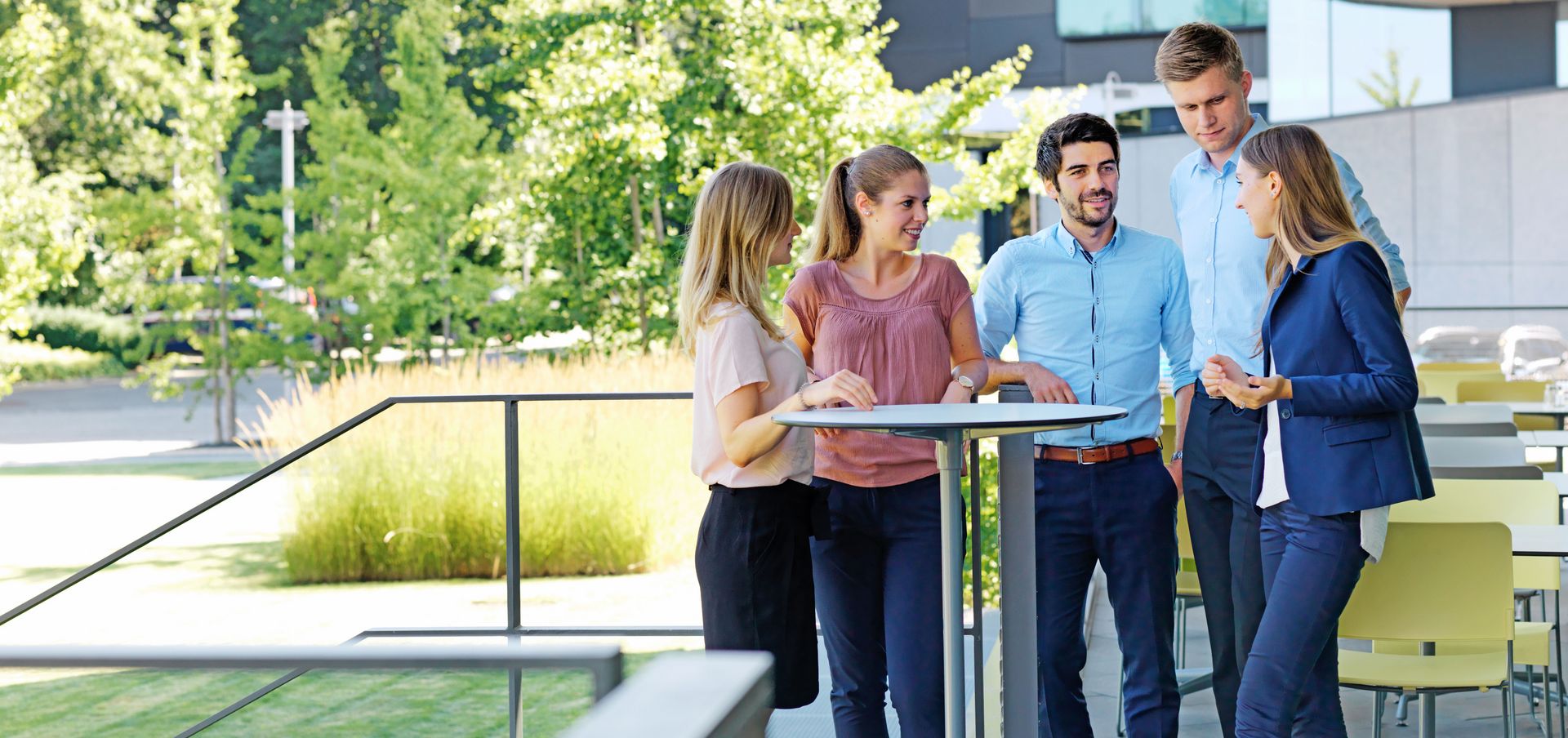 A group of students gathering at the TRUMPF campus